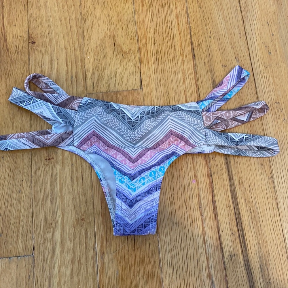 O’Neill straps bikini bottoms
